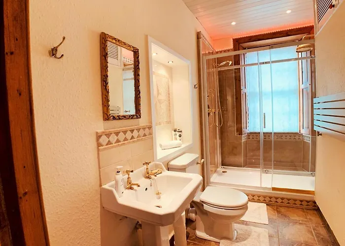 F2 Charming Centre Full Of Character Edinburgh