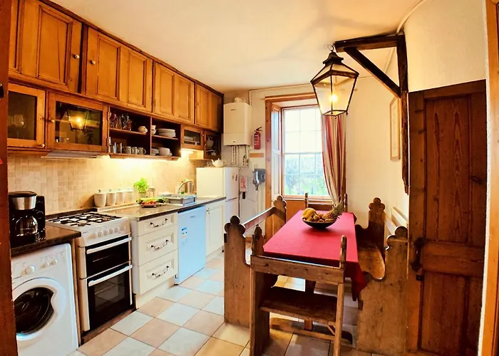 F2 Charming Centre Full Of Character * Edinburgh