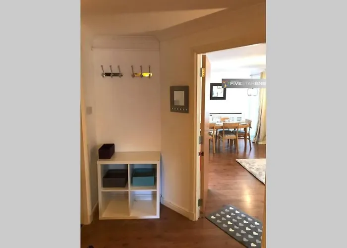 Waterfront Living In Leith With Free Parking! Apartmán