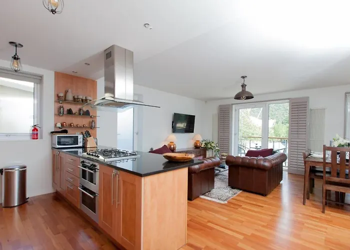 Holyrood - Luxury With Parking Апартаменты *