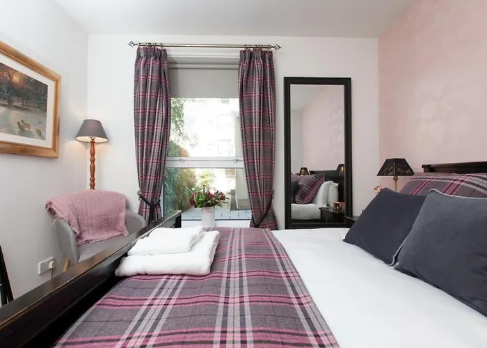 Апартаменты Holyrood - Luxury With Parking