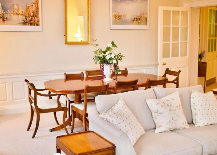 Period On Castle Street דירה *