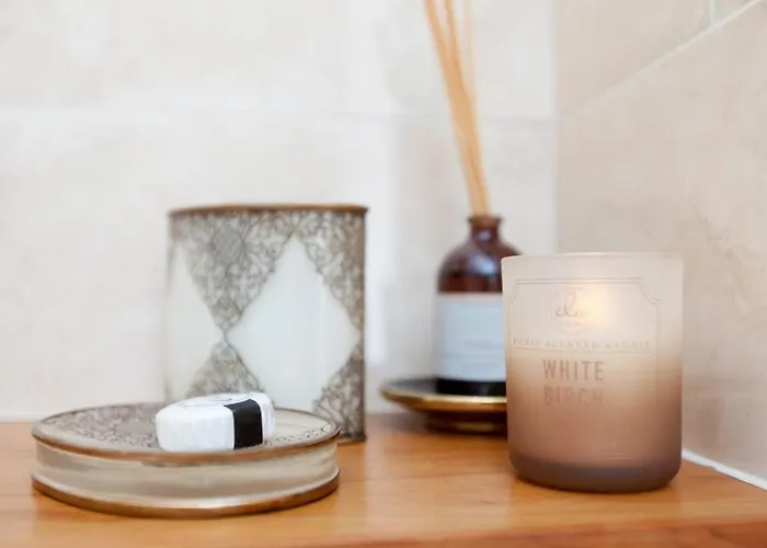 Апартаменты Holyrood - Luxury With Parking *