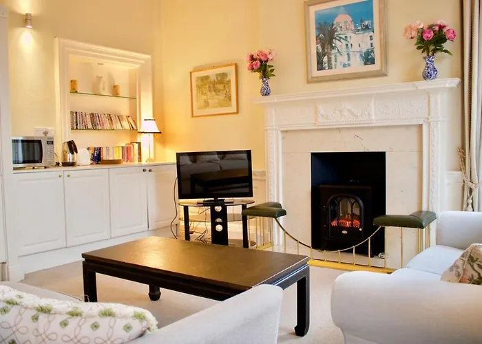 Period On Castle Street דירה