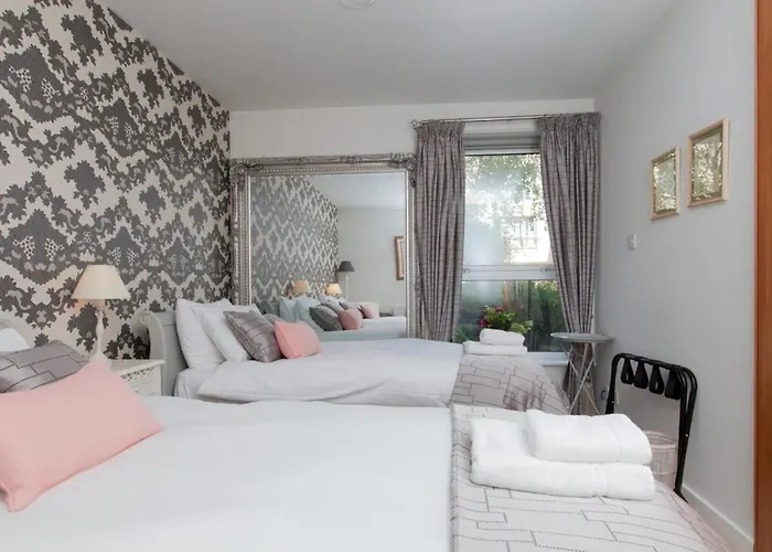 Апартаменты Holyrood - Luxury With Parking