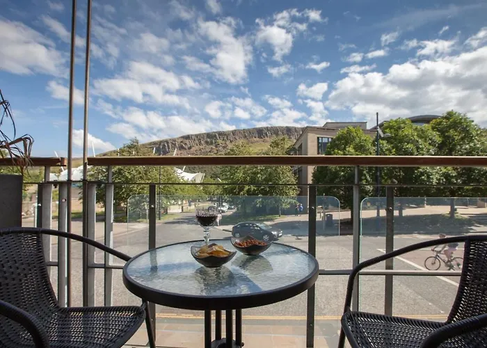 Holyrood - Luxury With Parking *