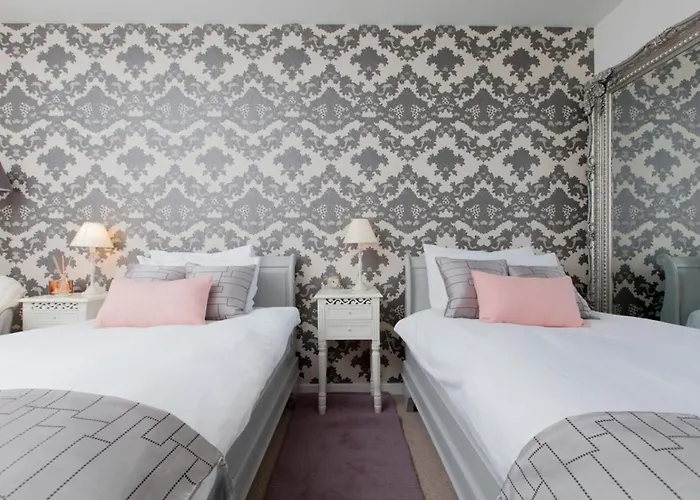 Апартаменты Holyrood - Luxury With Parking