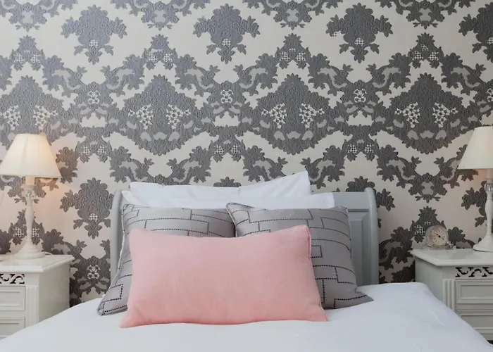 Holyrood - Luxury With Parking