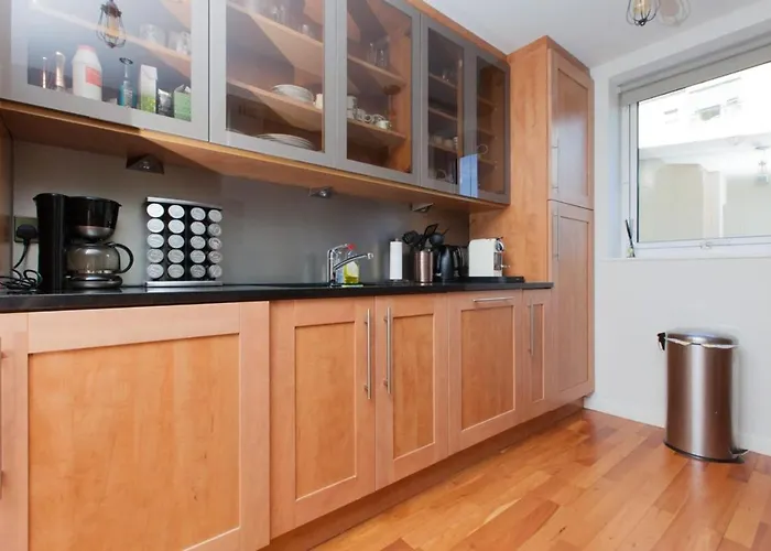 Апартаменты Holyrood - Luxury With Parking *