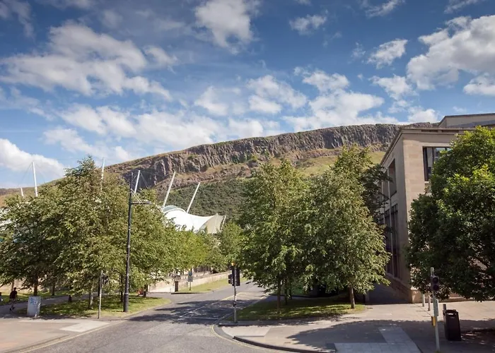 Holyrood - Luxury With Parking *