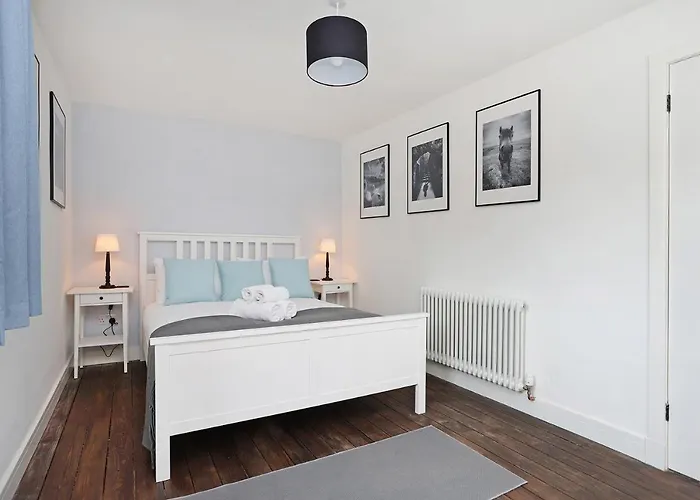 Joivy Contemporary Royal Mile With Balcony Edimburgo