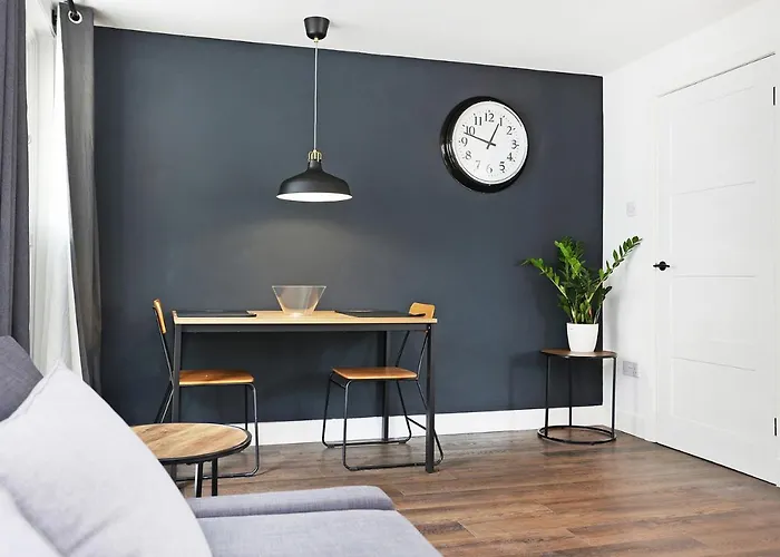 Joivy Contemporary Royal Mile With Balcony