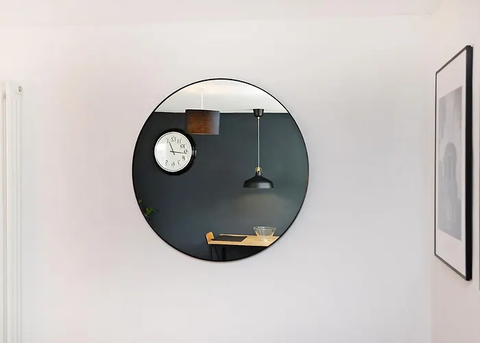 Joivy Contemporary Royal Mile With Balcony Edimburgo