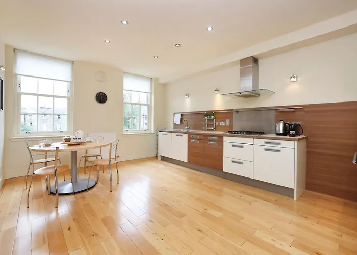 Joivy Spacious 2 Bed,2 Bath Flat, Free Parking And Rooftop Terrace Appartement Edinburgh