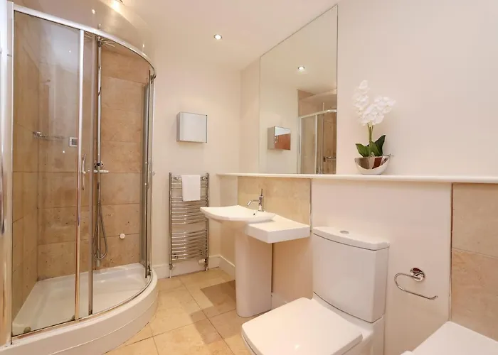 Joivy Spacious 2 Bed,2 Bath Flat, Free Parking And Rooftop Terrace