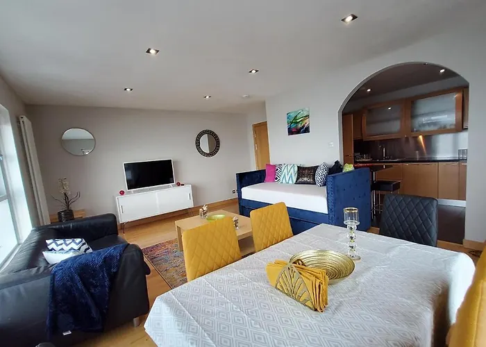 Appartement 2 Bed Aprtmt- Waterfront, 5 Beds, Parking