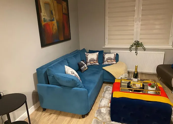 Lovely 3 Bed With Jacuzzi, Close To Airport, Driveway, Wifi *