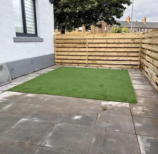 Lovely 3 Bed With Jacuzzi, Close To Airport, Driveway, Wifi Apartment