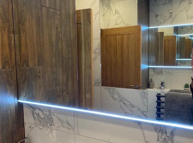 Apartment Lovely 3 Bed With Jacuzzi, Close To Airport, Driveway, Wifi Edinburgh