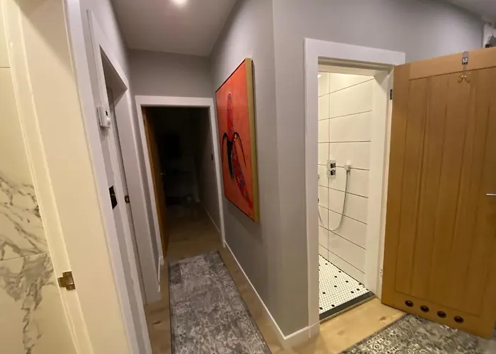 Lovely 3 Bed With Jacuzzi, Close To Airport, Driveway, Wifi Apartment