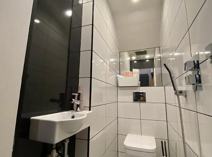 Lovely 3 Bed With Jacuzzi, Close To Airport, Driveway, Wifi Apartment