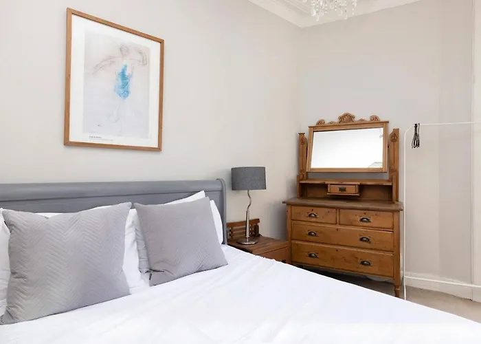 Joivy Old Town 1-bed With Stunning Views Apartment Edinburgh