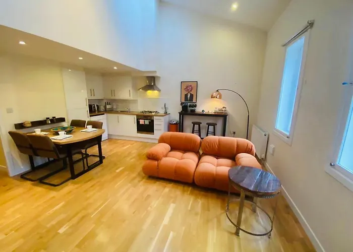 2 Bed 2 Bath With Private Parking * Edinburgh