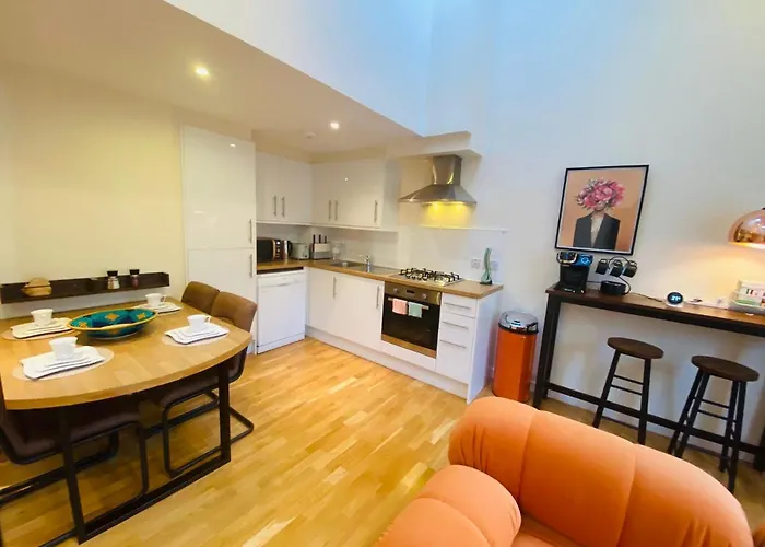 2 Bed 2 Bath With Private Parking * Edinburgh