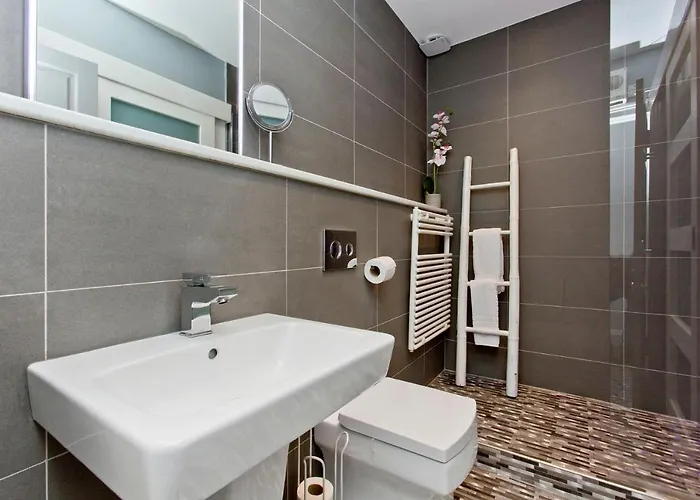 Апартаменты Ultra Modern, West End Village, Refurbished Basement Appt Эдинбург