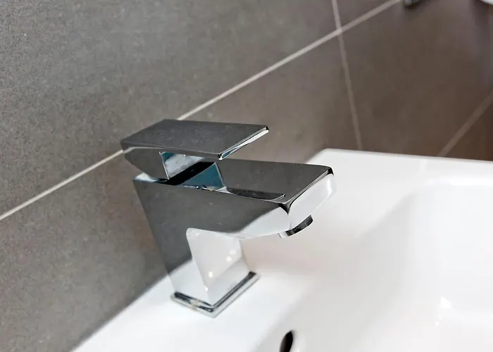 Ultra Modern, West End Village, Refurbished Basement Appt *