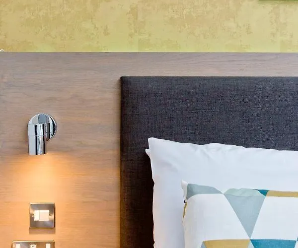 Ultra Modern, West End Village, Refurbished Basement Appt * Эдинбург