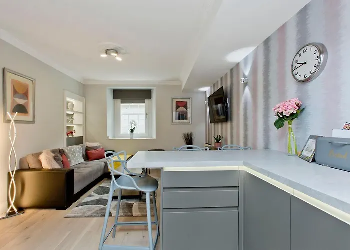 Апартаменты Ultra Modern, West End Village, Refurbished Basement Appt Эдинбург