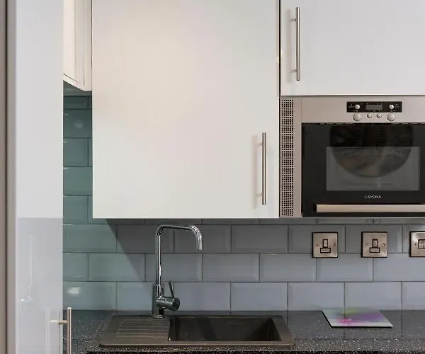 מלון 48 Gilmore Place Residences *
