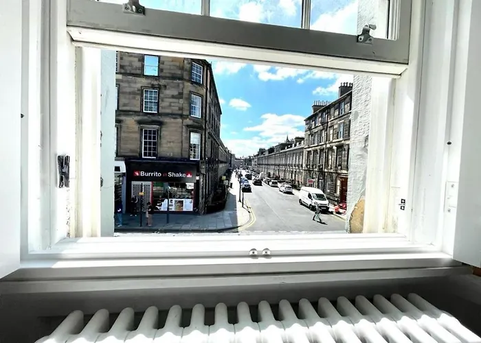 Modern & Spacious 1 Bed Apt, West End Apartment *