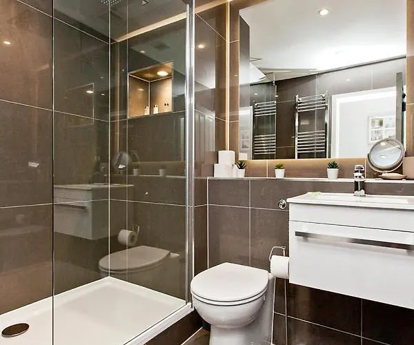 Modern & Spacious 1 Bed Apt, West End Apartment *
