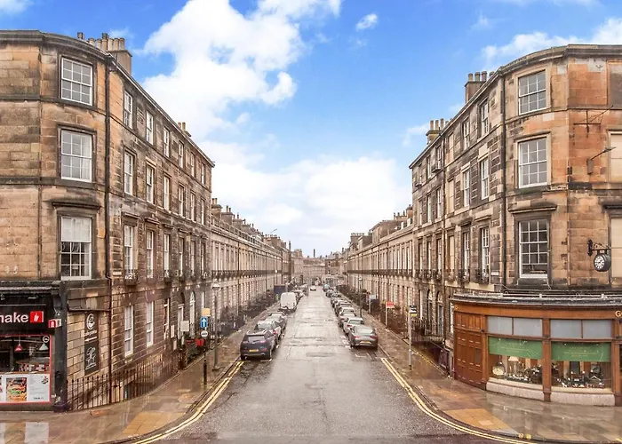 Modern & Spacious 1 Bed Apt, West End Apartment *