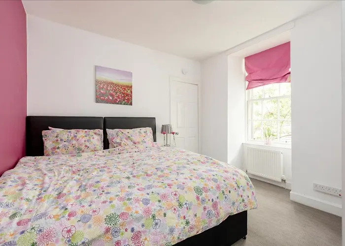 St Marys Street * אדינבורו