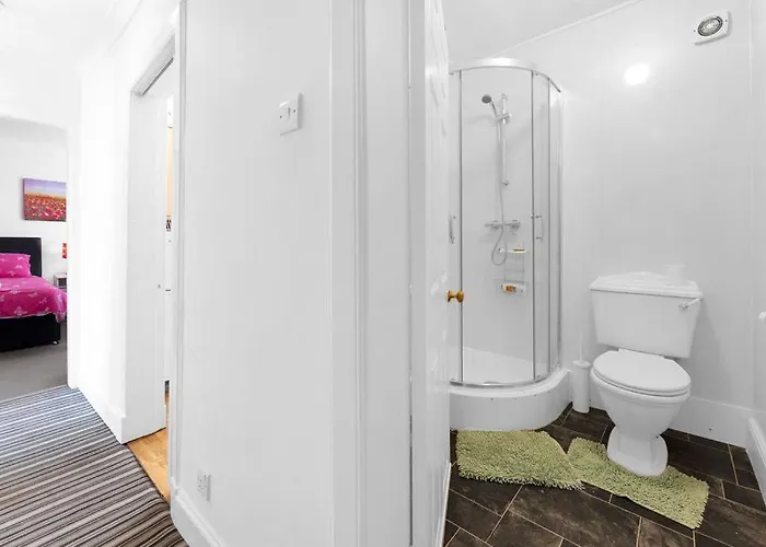 St Marys Street * אדינבורו