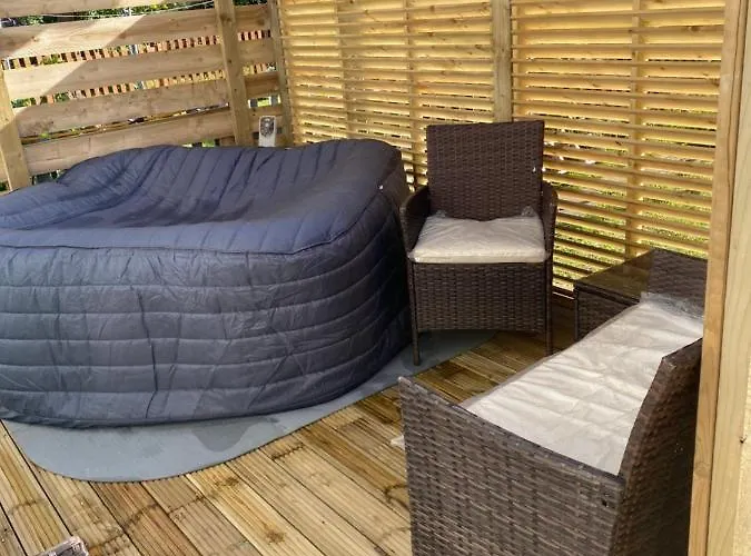 Lovely 3 Bed With Jacuzzi, Close To Airport, Driveway, Wifi