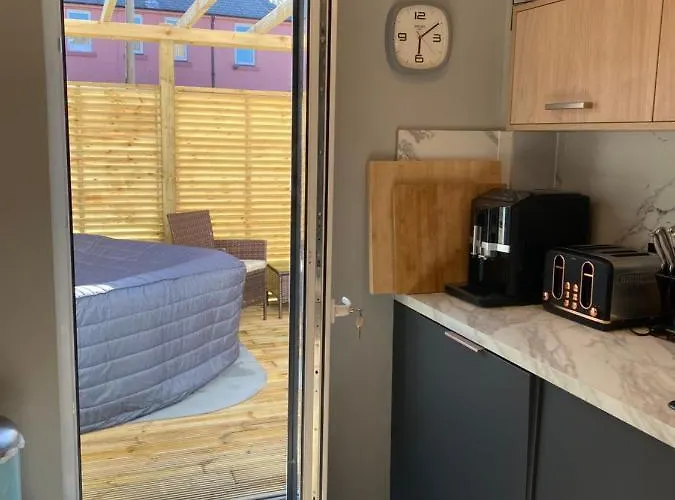 Apartment Lovely 3 Bed With Jacuzzi, Close To Airport, Driveway, Wifi *