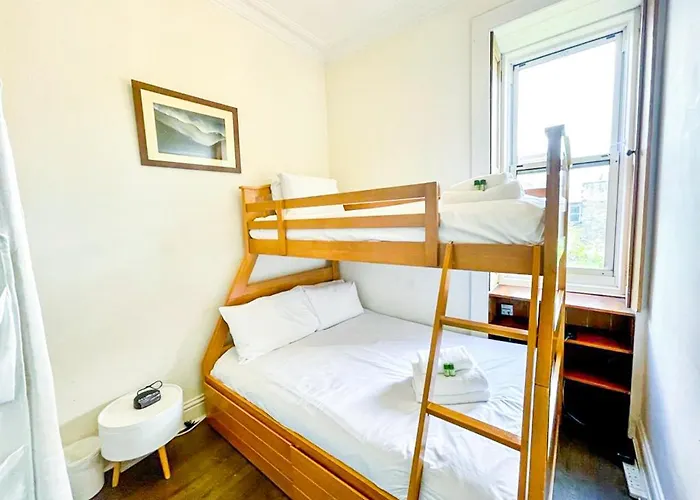 Open Plan 2 Bed Apt, Near Castle