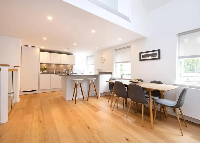 Lejlighed Modern 3-storey 3-bedroom