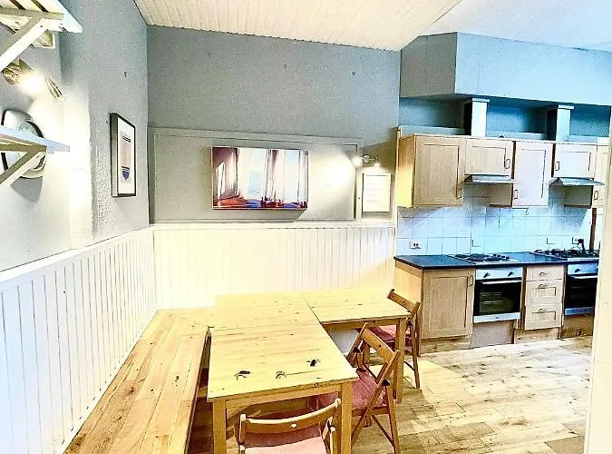 Central - Large Groups Apartment Edinburgh