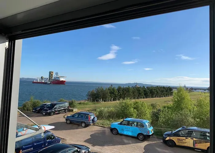 Beautiful Modern Sea-side In The Edinburgh