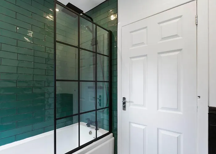 Apartment Stylish 3 Bed Abode-parking And Garden
