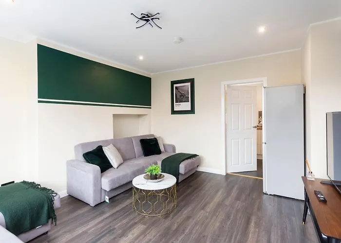 Stylish 3 Bed Abode-parking And Garden Apartment *