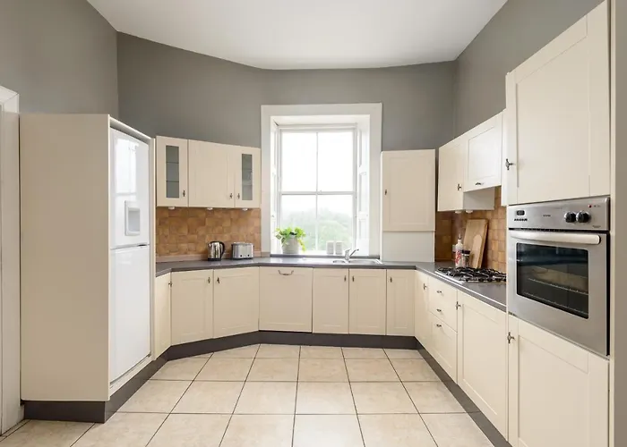 2 Bed Old Town - Next To Castle Apartment *