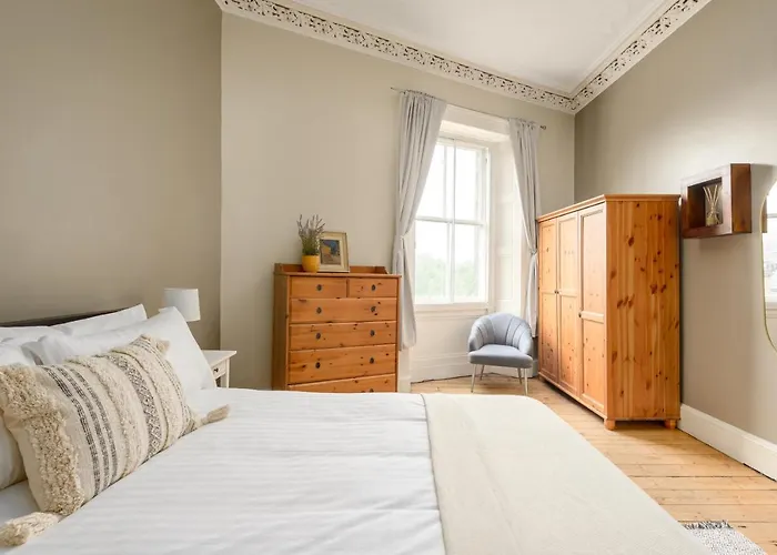 2 Bed Old Town - Next To Castle Apartment *