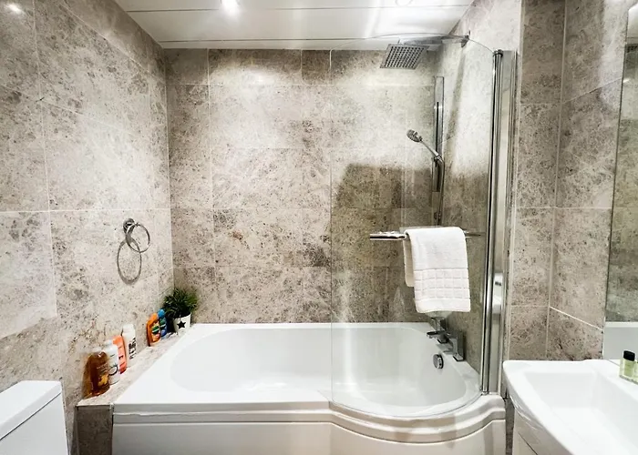 Spacious Flat Sleeps 8 Near Princes Street