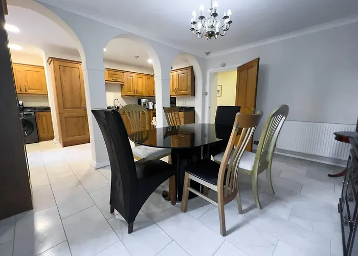 Spacious Flat Sleeps 8 Near Princes Street